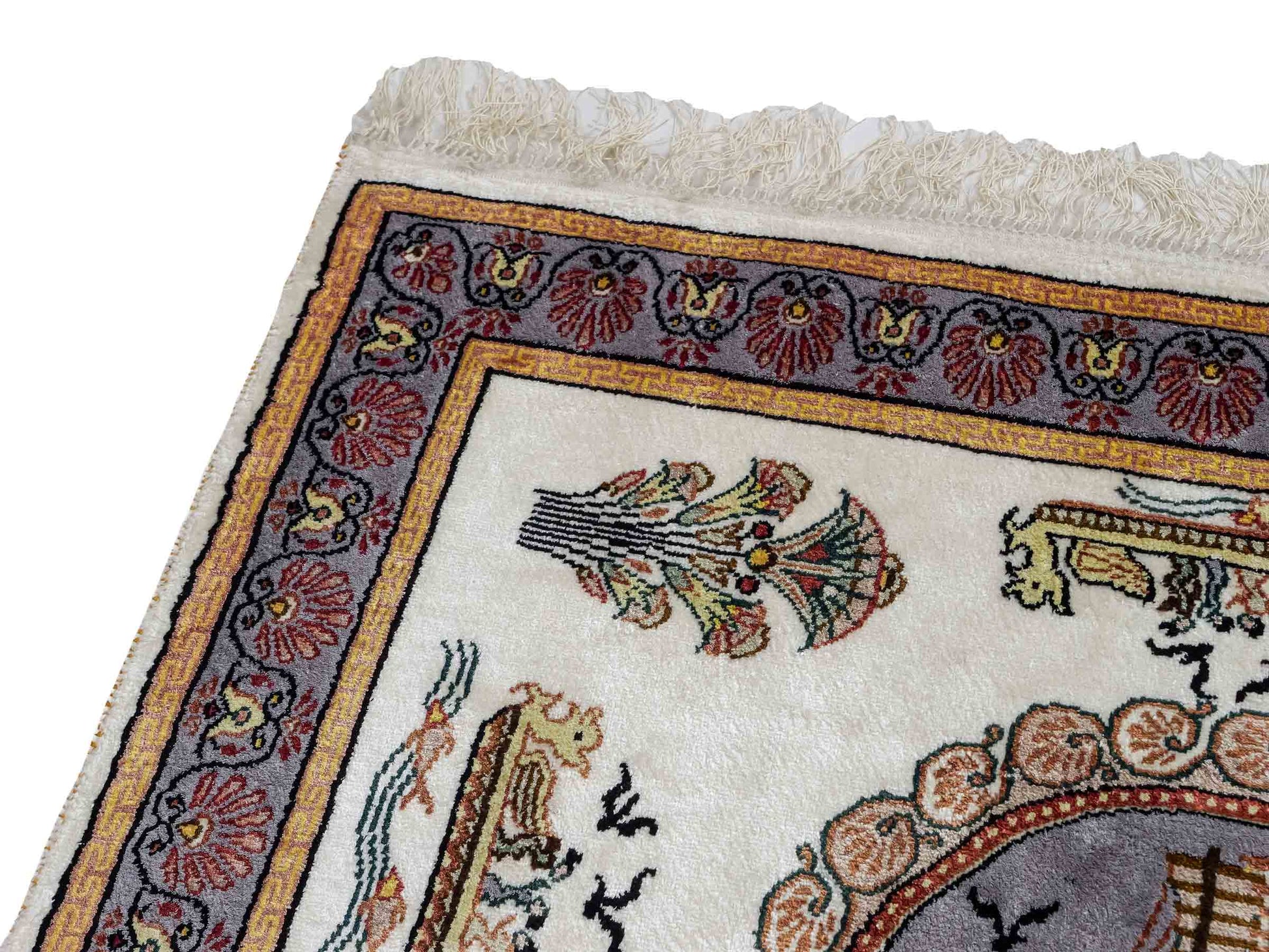 Feiner, handgeknüpfter, chinesischer Orientteppich mit Ghom Design aus Kunstseide, weiß, blau, gold. 121x95 cm. Verkauf durch Jupiter Intl.
