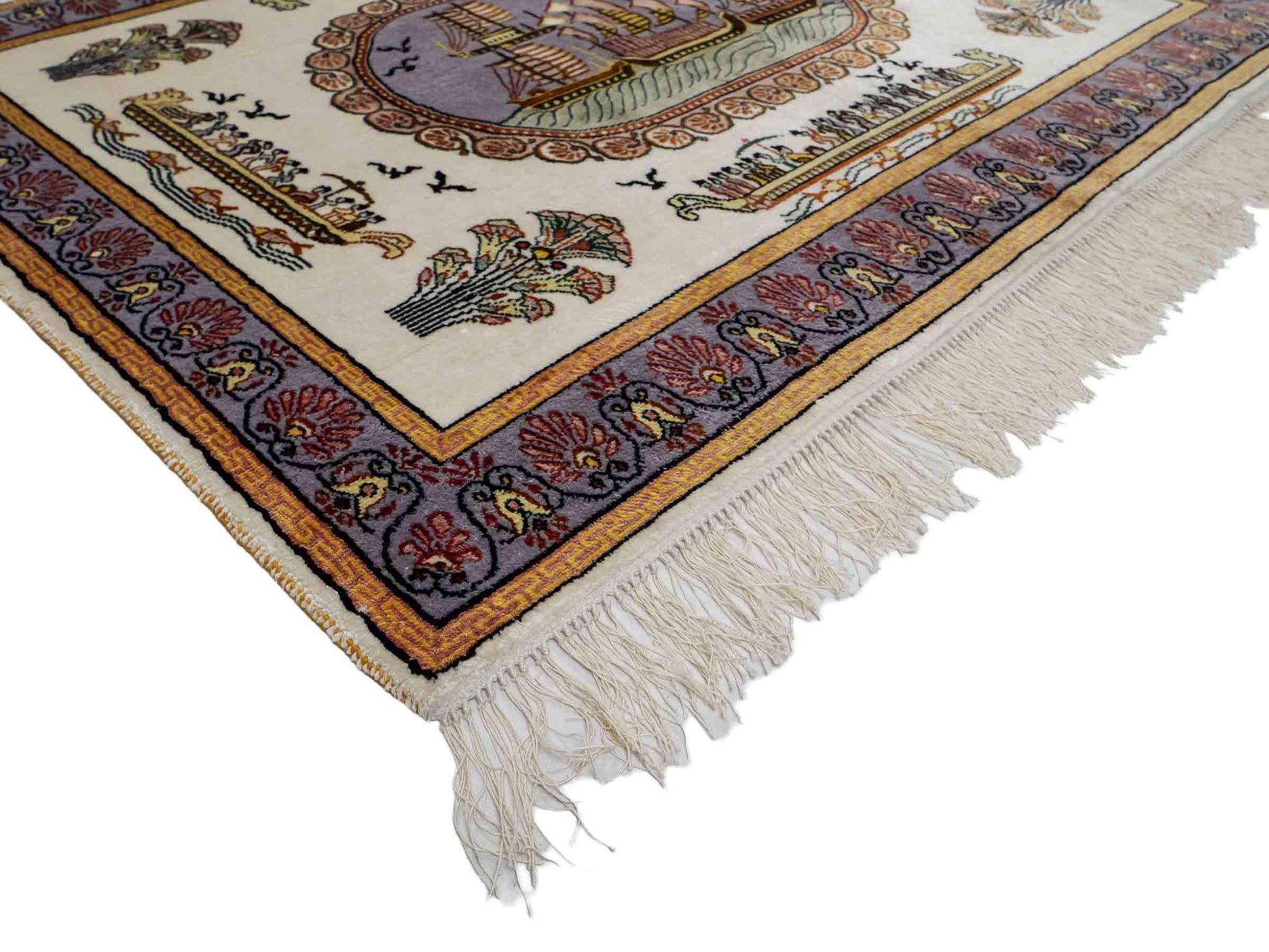 Feiner, handgeknüpfter, chinesischer Orientteppich mit Ghom Design aus Kunstseide, weiß, blau, gold. 121x95 cm. Verkauf durch Jupiter Intl.