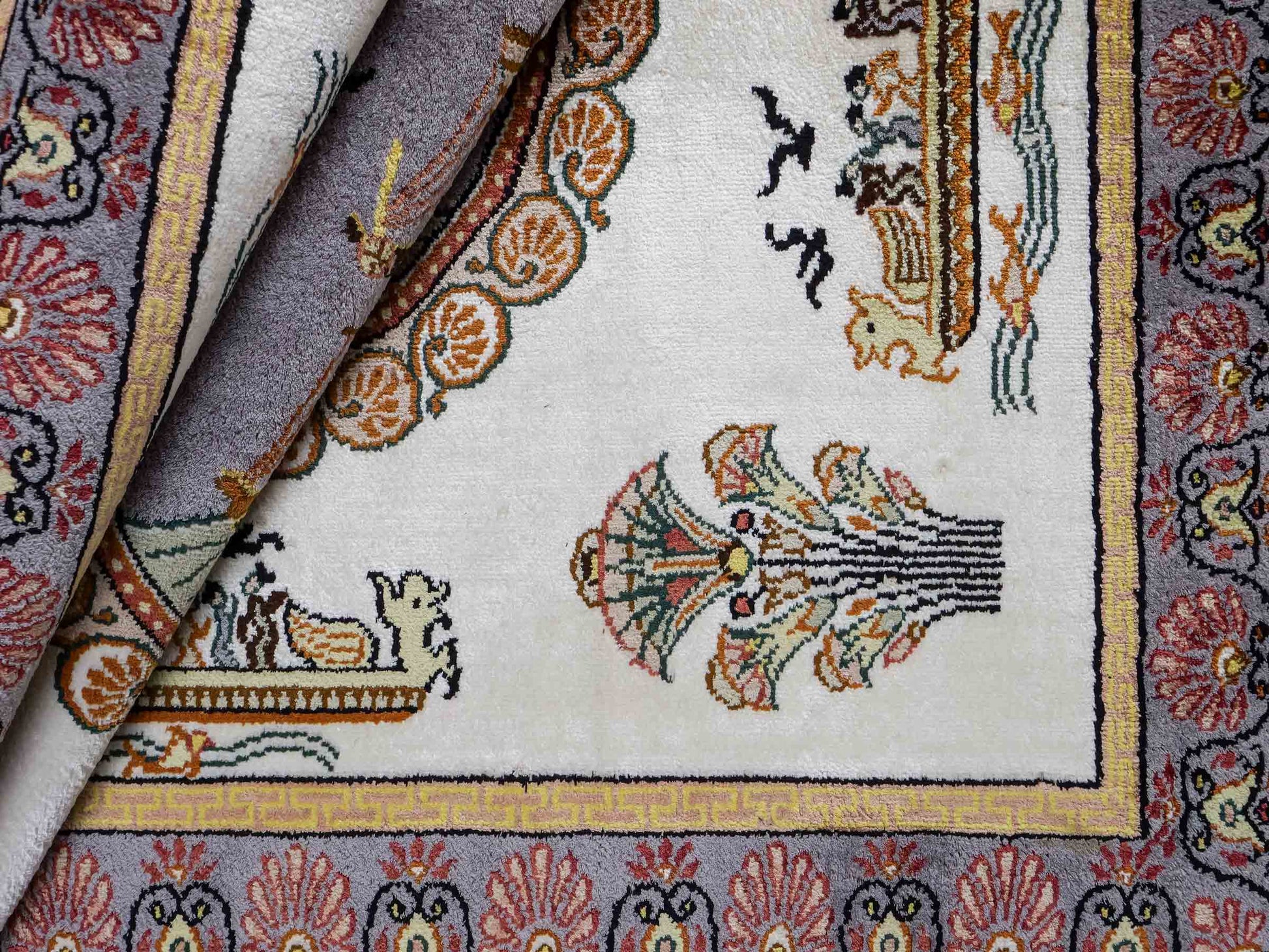 Feiner, handgeknüpfter, chinesischer Orientteppich mit Ghom Design aus Kunstseide, weiß, blau, gold. 121x95 cm. Verkauf durch Jupiter Intl.