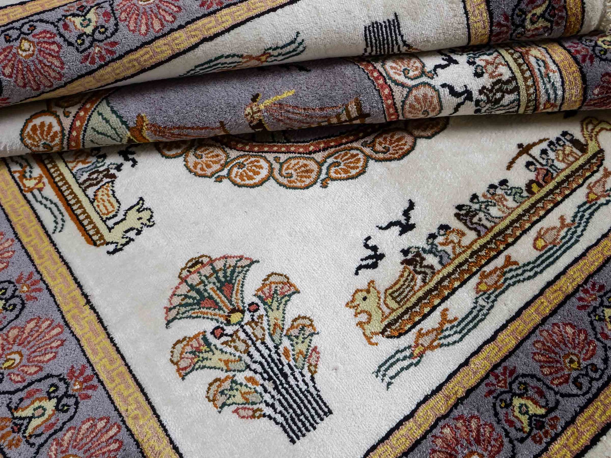 Feiner, handgeknüpfter, chinesischer Orientteppich mit Ghom Design aus Kunstseide, weiß, blau, gold. 121x95 cm. Verkauf durch Jupiter Intl.