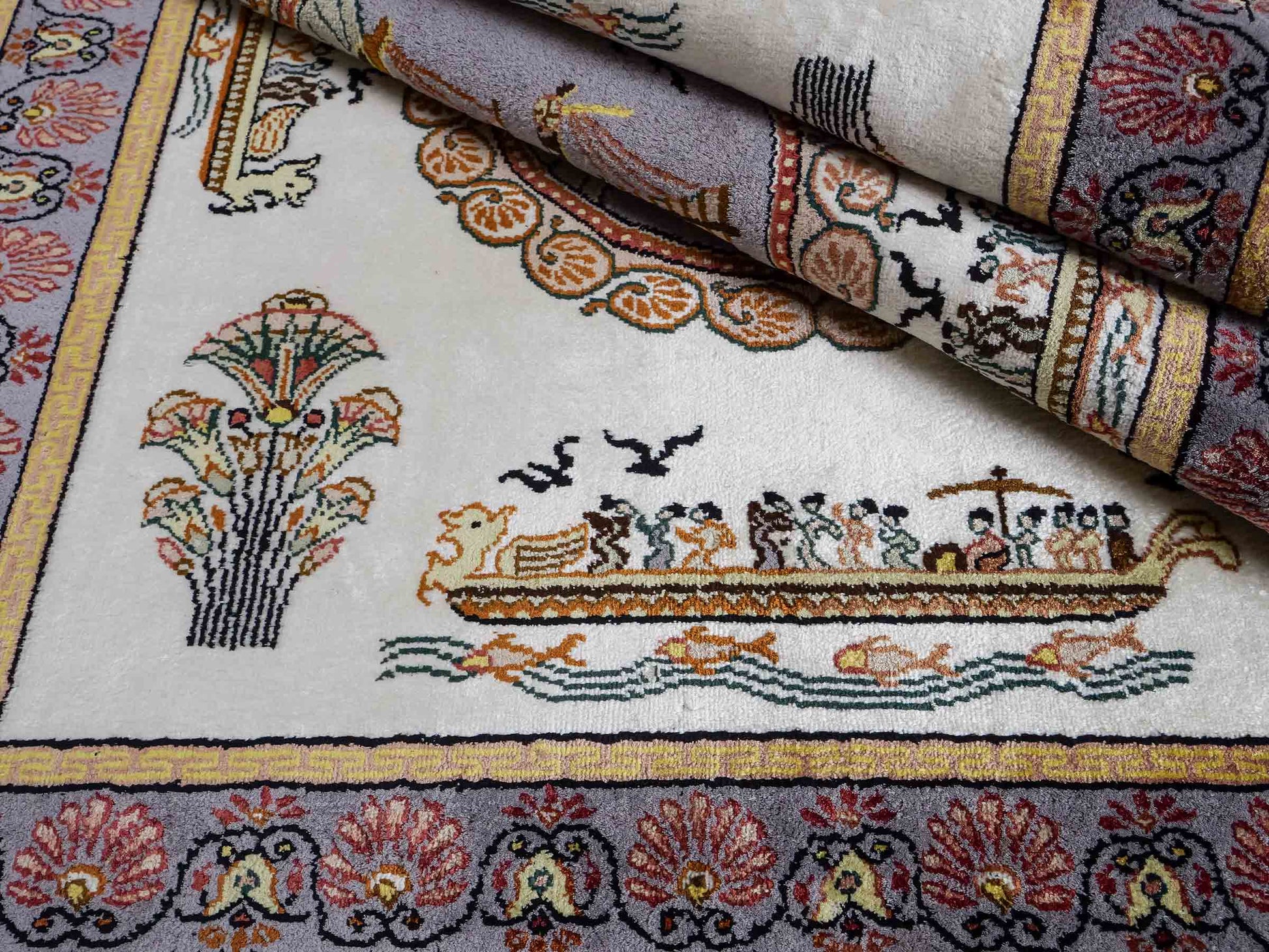 Feiner, handgeknüpfter, chinesischer Orientteppich mit Ghom Design aus Kunstseide, weiß, blau, gold. 121x95 cm. Verkauf durch Jupiter Intl.