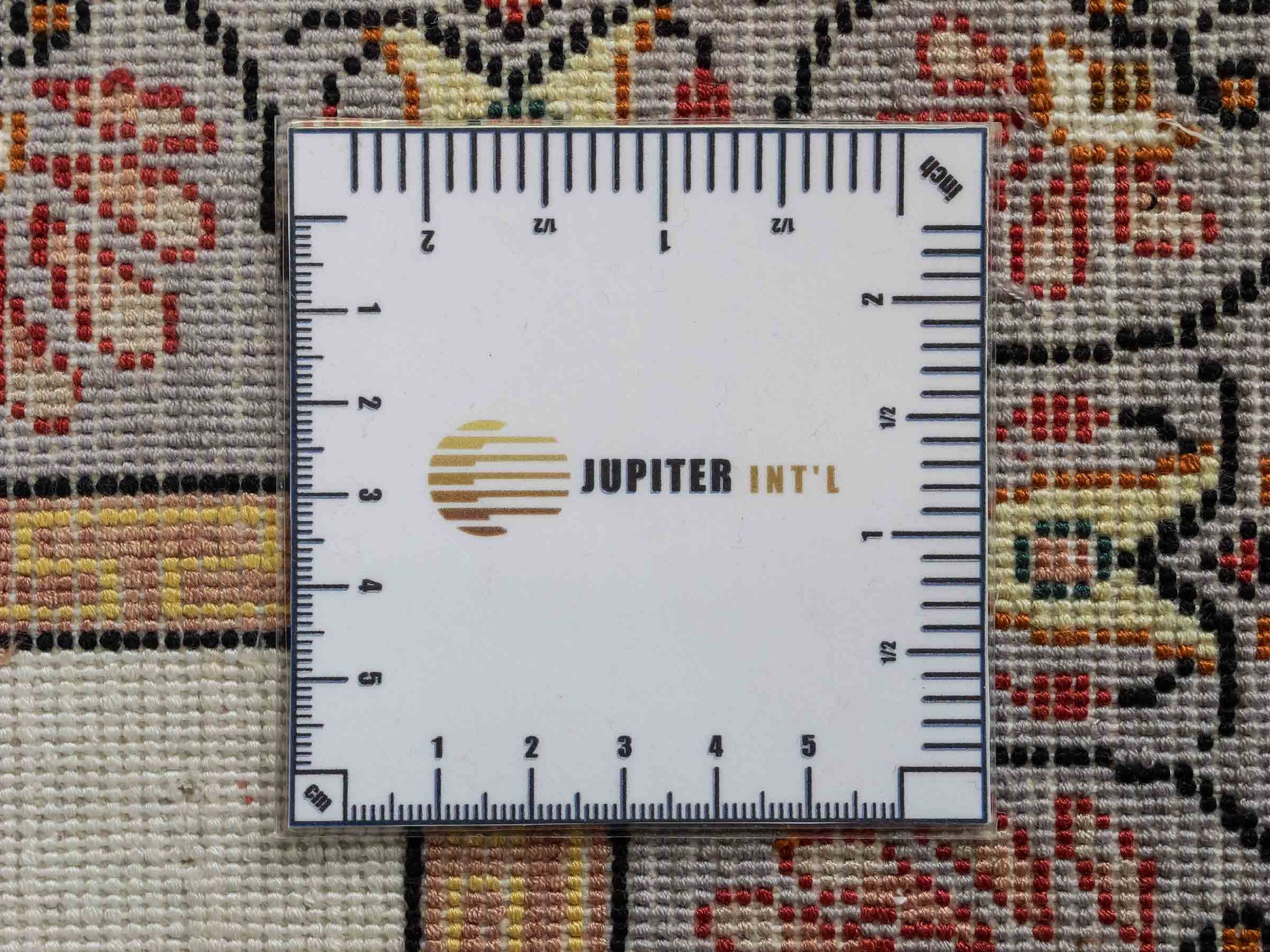 Feiner, handgeknüpfter, chinesischer Orientteppich mit Ghom Design aus Kunstseide, weiß, blau, gold. 121x95 cm. Verkauf durch Jupiter Intl.