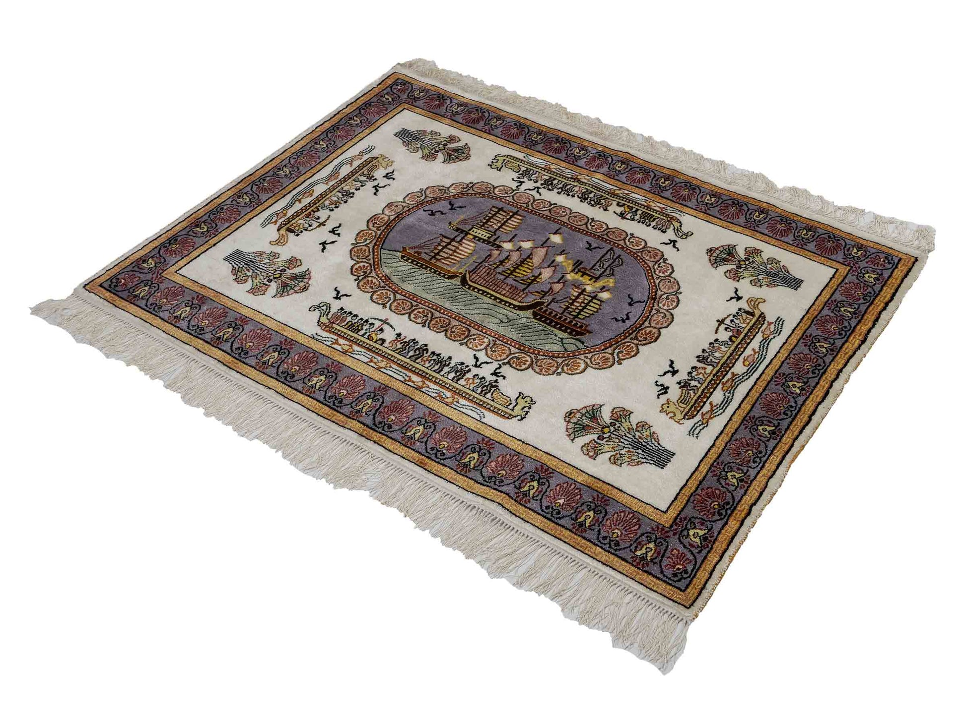Feiner, handgeknüpfter, chinesischer Orientteppich mit Ghom Design aus Kunstseide, weiß, blau, gold. 121x95 cm. Verkauf durch Jupiter Intl.