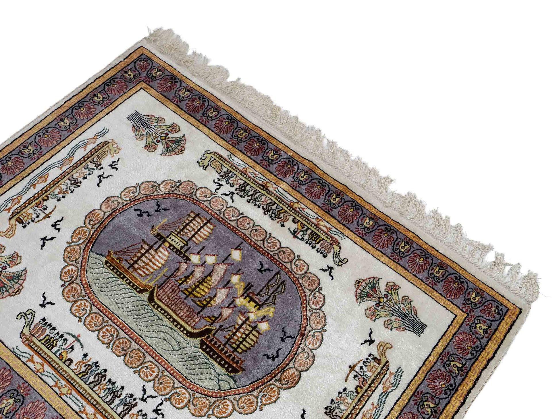Feiner, handgeknüpfter, chinesischer Orientteppich mit Ghom Design aus Kunstseide, weiß, blau, gold. 121x95 cm. Verkauf durch Jupiter Intl.