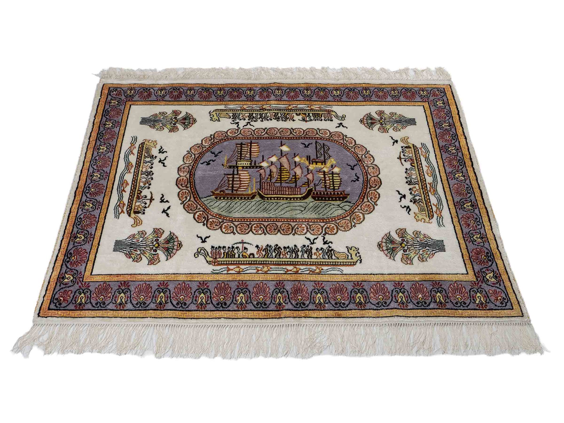 Feiner, handgeknüpfter, chinesischer Orientteppich mit Ghom Design aus Kunstseide, weiß, blau, gold. 121x95 cm. Verkauf durch Jupiter Intl.