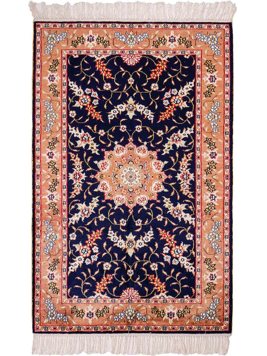 Feiner, handgeknüpfter, chinesischer Orientteppich mit Ghom Design aus Kunstseide, blau, lachs. 122x78 cm. Verkauf durch Jupiter Intl.
