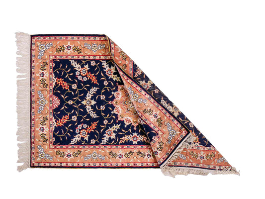 Feiner, handgeknüpfter, chinesischer Orientteppich mit Ghom Design aus Kunstseide, blau, lachs. 122x78 cm. Verkauf durch Jupiter Intl.
