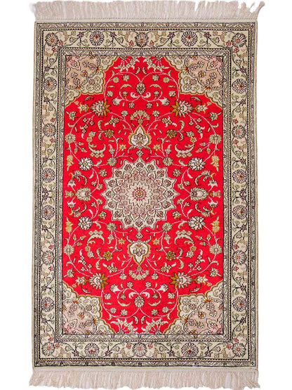 Feiner, handgeknüpfter, chinesischer Ghom Orientteppich aus Kunstseide, rot, creme. 122x78 cm. Verkauf durch Jupiter Intl.