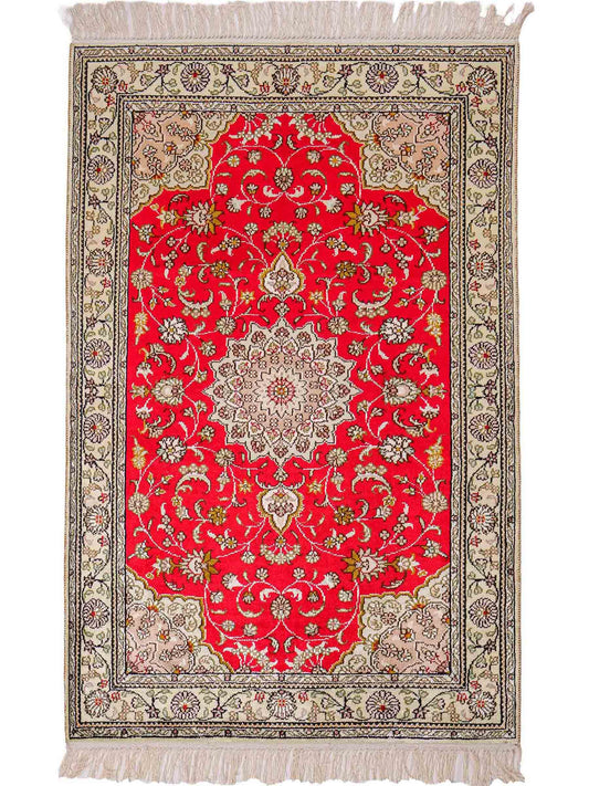 Feiner, handgeknüpfter, chinesischer Ghom Orientteppich aus Kunstseide, rot, creme. 122x78 cm. Verkauf durch Jupiter Intl.