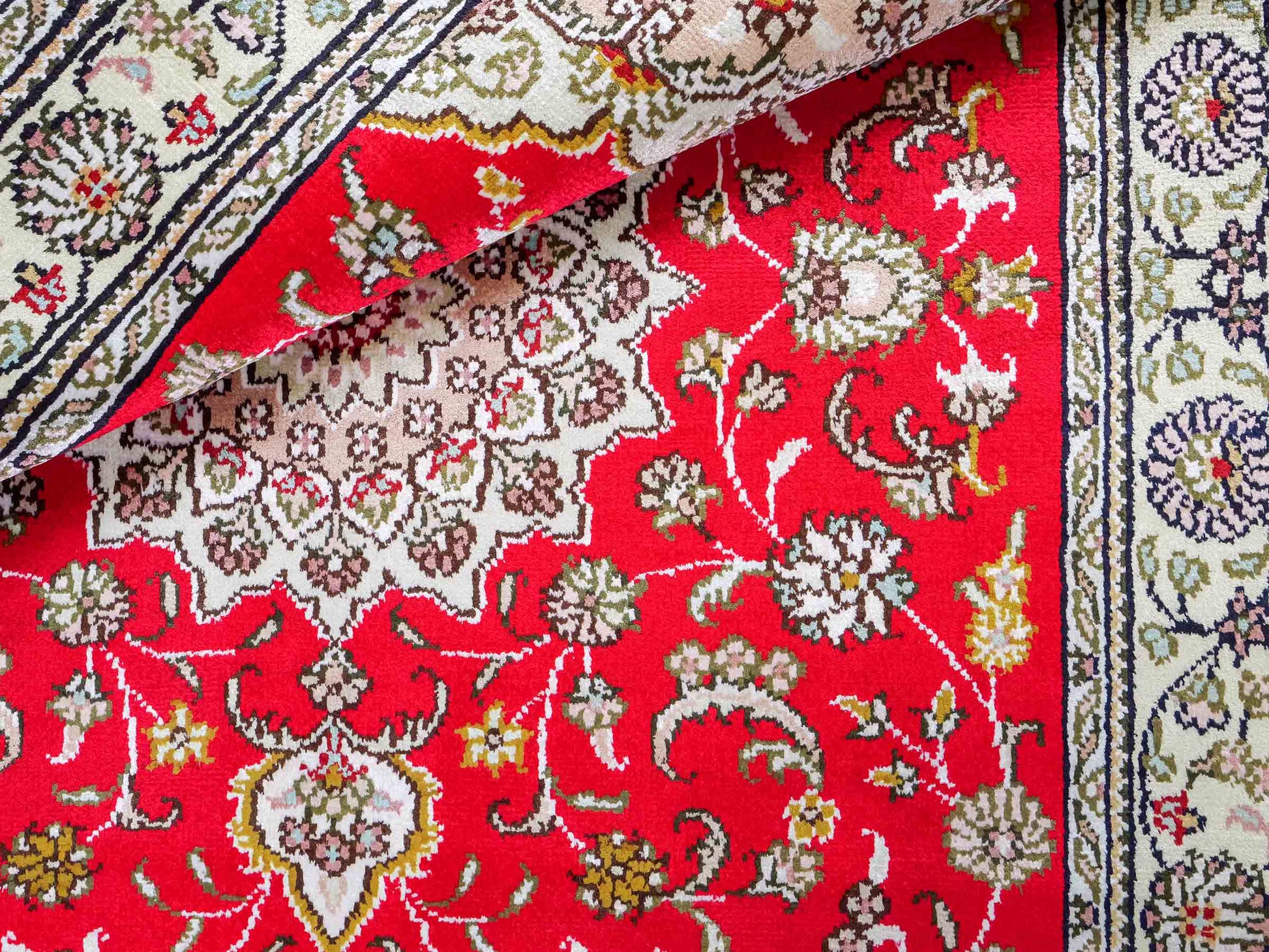 Feiner, handgeknüpfter, chinesischer Ghom Orientteppich aus Kunstseide, rot, creme. 122x78 cm. Verkauf durch Jupiter Intl.