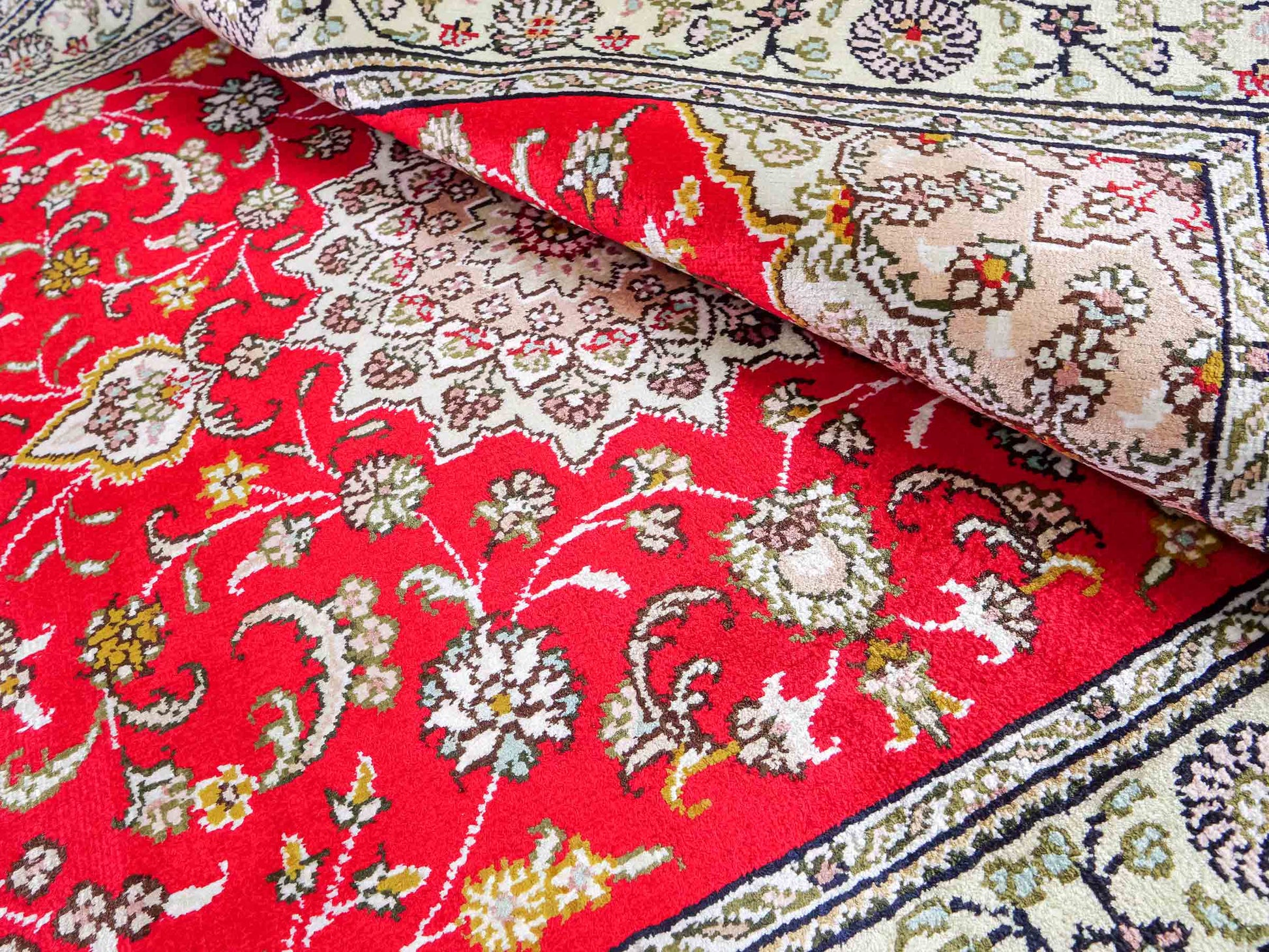 Feiner, handgeknüpfter, chinesischer Ghom Orientteppich aus Kunstseide, rot, creme. 122x78 cm. Verkauf durch Jupiter Intl.