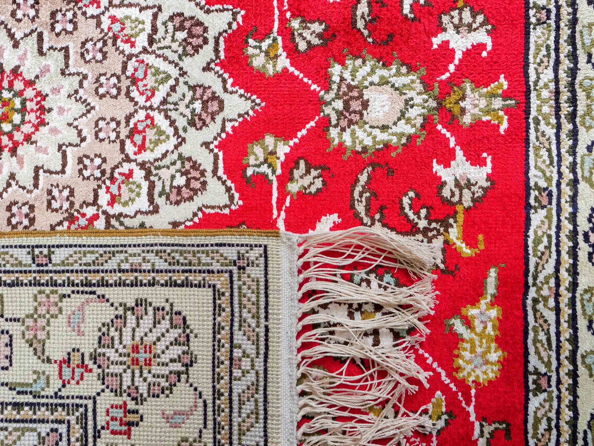 Feiner, handgeknüpfter, chinesischer Ghom Orientteppich aus Kunstseide, rot, creme. 122x78 cm. Verkauf durch Jupiter Intl.