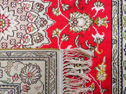 Feiner, handgeknüpfter, chinesischer Ghom Orientteppich aus Kunstseide, rot, creme. 122x78 cm. Verkauf durch Jupiter Intl.