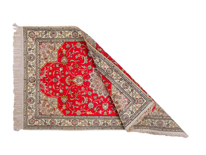 Feiner, handgeknüpfter, chinesischer Ghom Orientteppich aus Kunstseide, rot, creme. 122x78 cm. Verkauf durch Jupiter Intl.