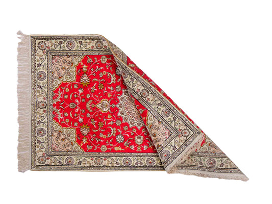 Feiner, handgeknüpfter, chinesischer Ghom Orientteppich aus Kunstseide, rot, creme. 122x78 cm. Verkauf durch Jupiter Intl.