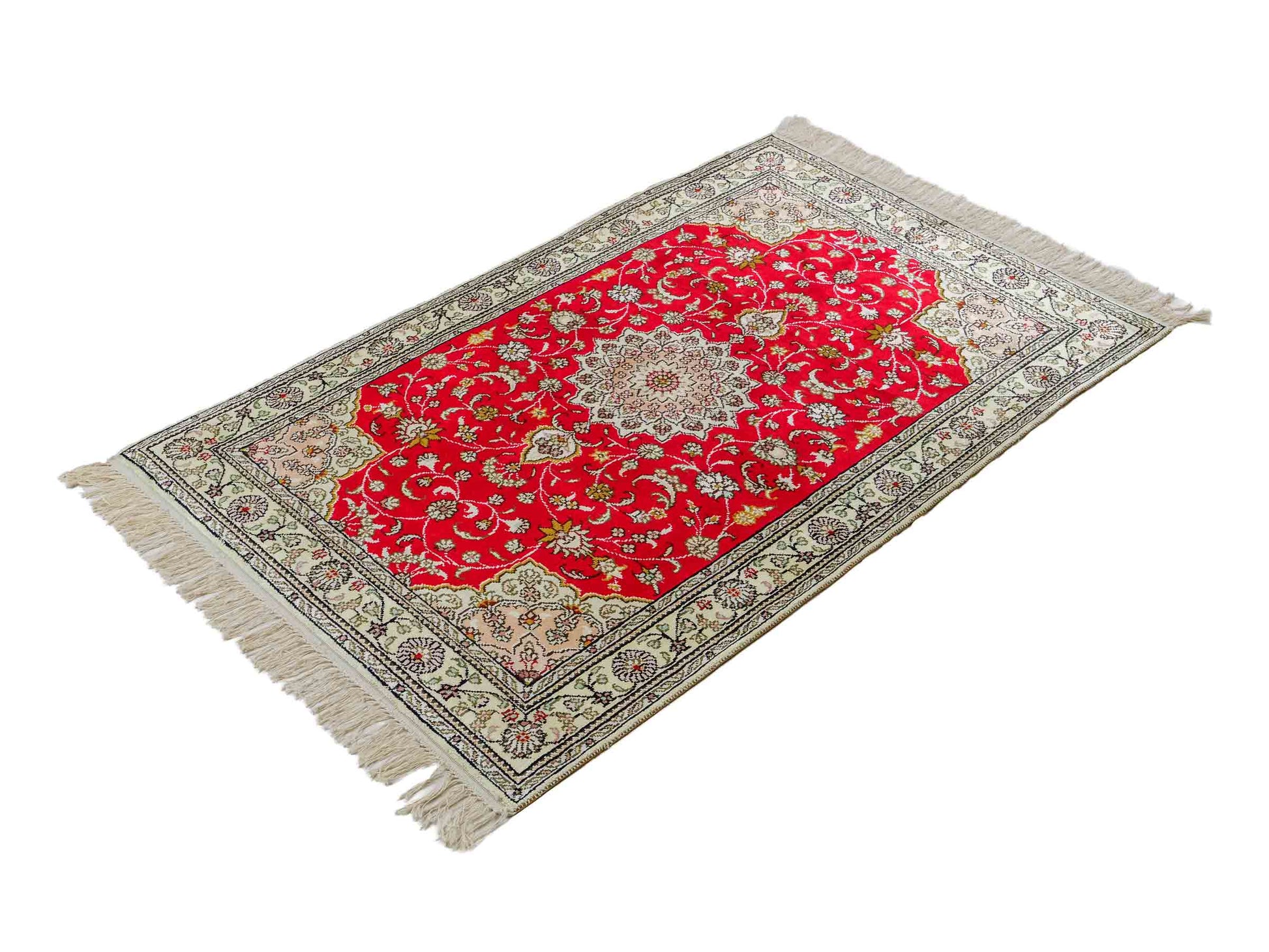 Feiner, handgeknüpfter, chinesischer Ghom Orientteppich aus Kunstseide, rot, creme. 122x78 cm. Verkauf durch Jupiter Intl.