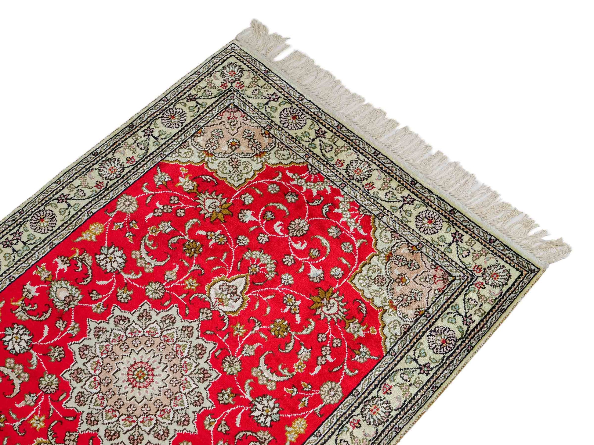 Feiner, handgeknüpfter, chinesischer Ghom Orientteppich aus Kunstseide, rot, creme. 122x78 cm. Verkauf durch Jupiter Intl.