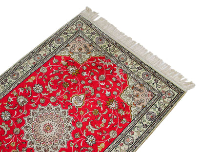 Feiner, handgeknüpfter, chinesischer Ghom Orientteppich aus Kunstseide, rot, creme. 122x78 cm. Verkauf durch Jupiter Intl.