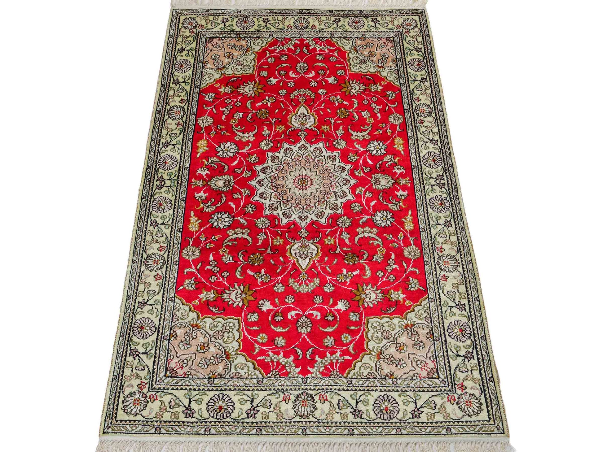 Feiner, handgeknüpfter, chinesischer Ghom Orientteppich aus Kunstseide, rot, creme. 122x78 cm. Verkauf durch Jupiter Intl.