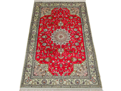 Feiner, handgeknüpfter, chinesischer Ghom Orientteppich aus Kunstseide, rot, creme. 122x78 cm. Verkauf durch Jupiter Intl.