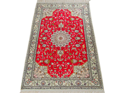 Feiner, handgeknüpfter, chinesischer Ghom Orientteppich aus Kunstseide, rot, creme. 122x78 cm. Verkauf durch Jupiter Intl.