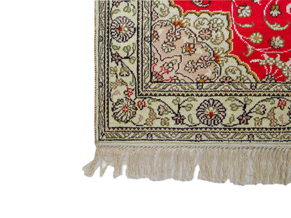 Feiner, handgeknüpfter, chinesischer Ghom Orientteppich aus Kunstseide, rot, creme. 122x78 cm. Verkauf durch Jupiter Intl.