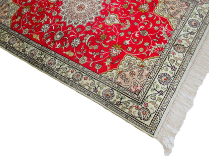Feiner, handgeknüpfter, chinesischer Ghom Orientteppich aus Kunstseide, rot, creme. 122x78 cm. Verkauf durch Jupiter Intl.