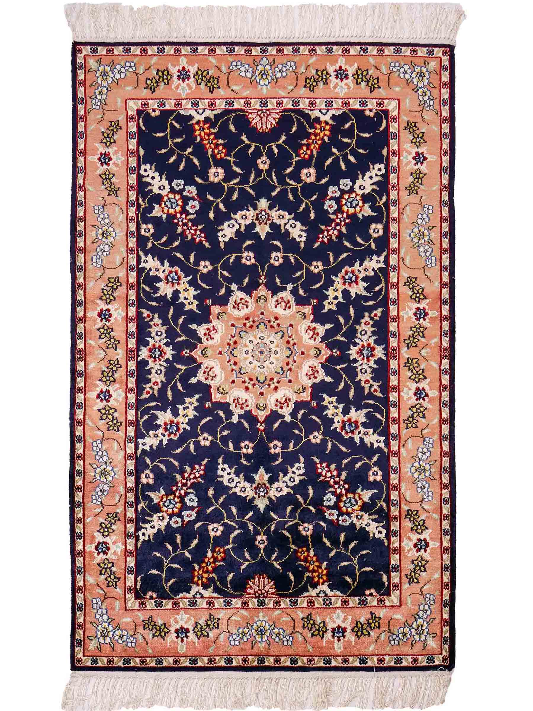 Feiner, handgeknüpfter, chinesischer Orientteppich mit Ghom Design aus Kunstseide, blau, lachs. 123x77 cm. Verkauf durch Jupiter Intl.