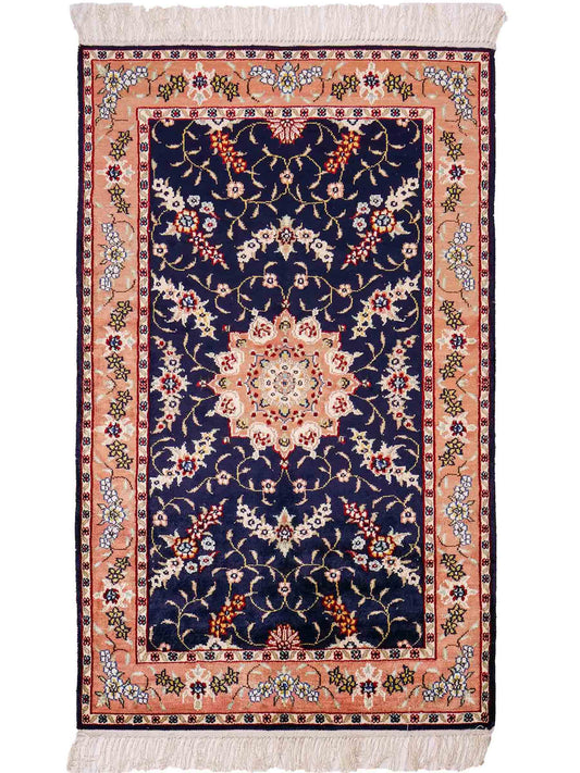 Feiner, handgeknüpfter, chinesischer Orientteppich mit Ghom Design aus Kunstseide, blau, lachs. 123x77 cm. Verkauf durch Jupiter Intl.