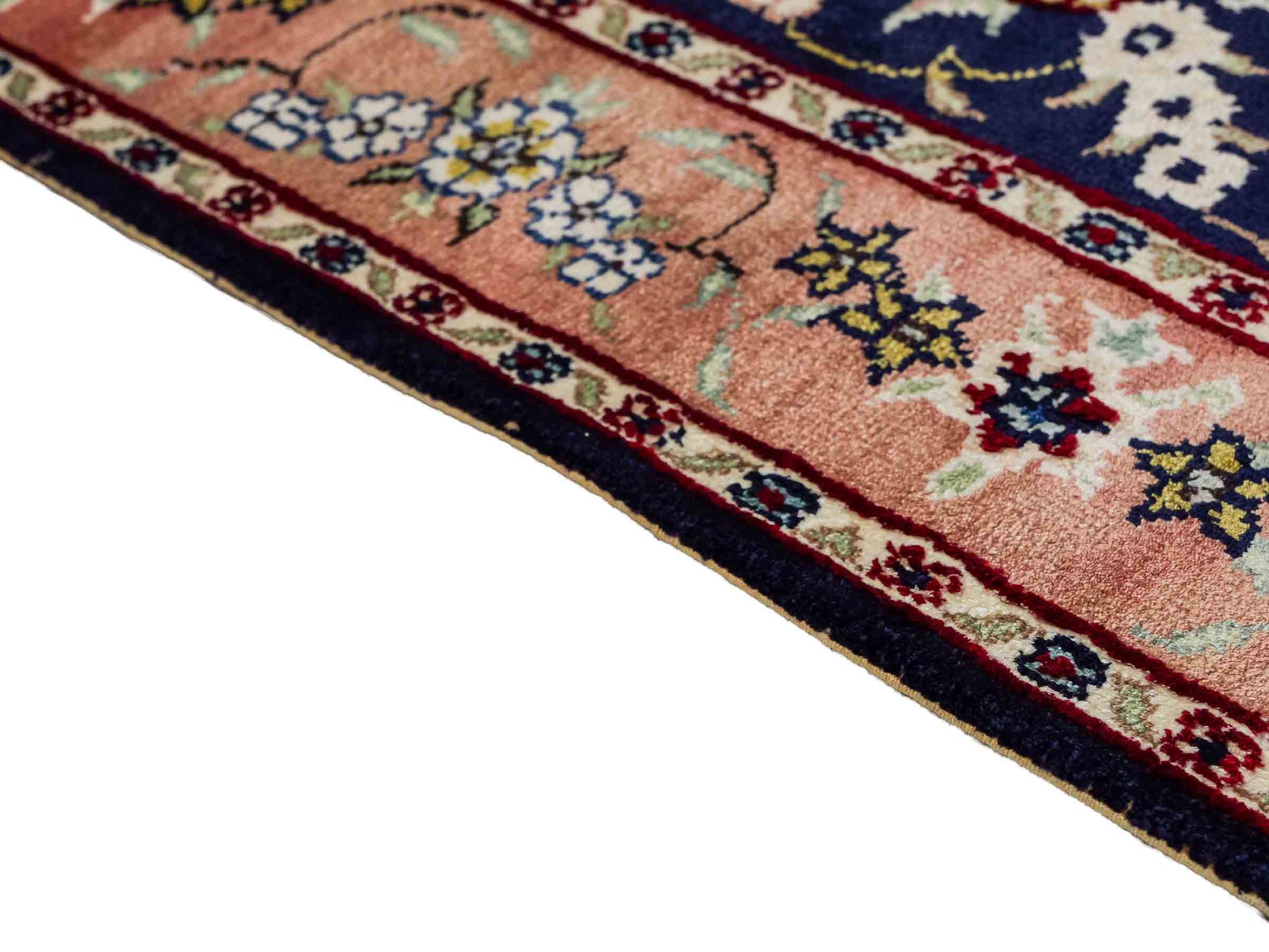 Feiner, handgeknüpfter, chinesischer Orientteppich mit Ghom Design aus Kunstseide, blau, lachs. 123x77 cm. Verkauf durch Jupiter Intl.