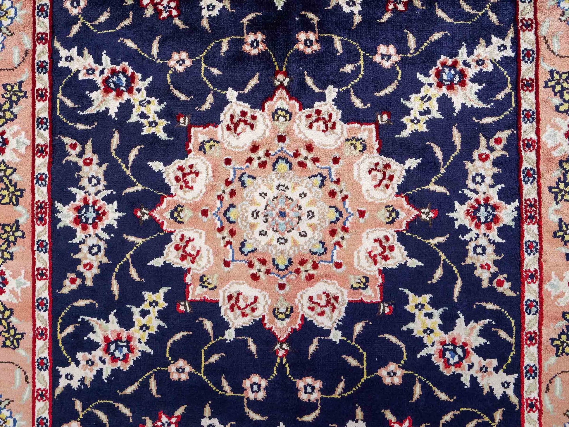 Feiner, handgeknüpfter, chinesischer Orientteppich mit Ghom Design aus Kunstseide, blau, lachs. 123x77 cm. Verkauf durch Jupiter Intl.