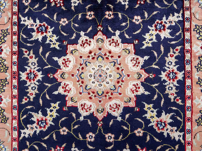 Feiner, handgeknüpfter, chinesischer Orientteppich mit Ghom Design aus Kunstseide, blau, lachs. 123x77 cm. Verkauf durch Jupiter Intl.