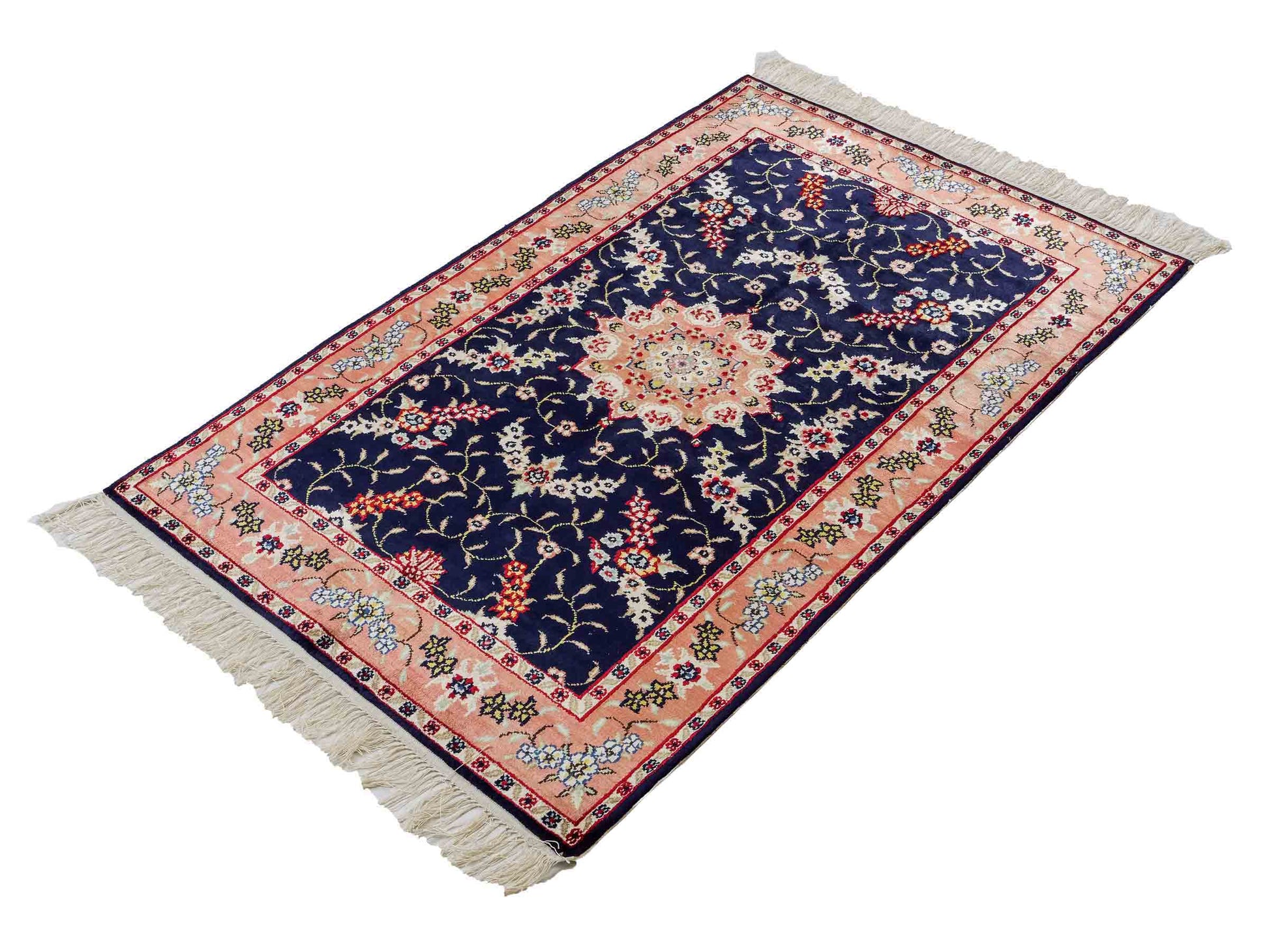 Feiner, handgeknüpfter, chinesischer Orientteppich mit Ghom Design aus Kunstseide, blau, lachs. 123x77 cm. Verkauf durch Jupiter Intl.