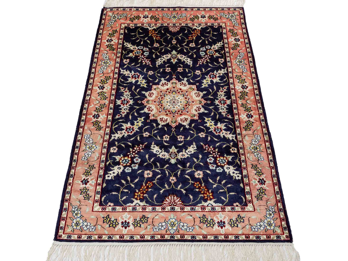 Feiner, handgeknüpfter, chinesischer Orientteppich mit Ghom Design aus Kunstseide, blau, lachs. 123x77 cm. Verkauf durch Jupiter Intl.