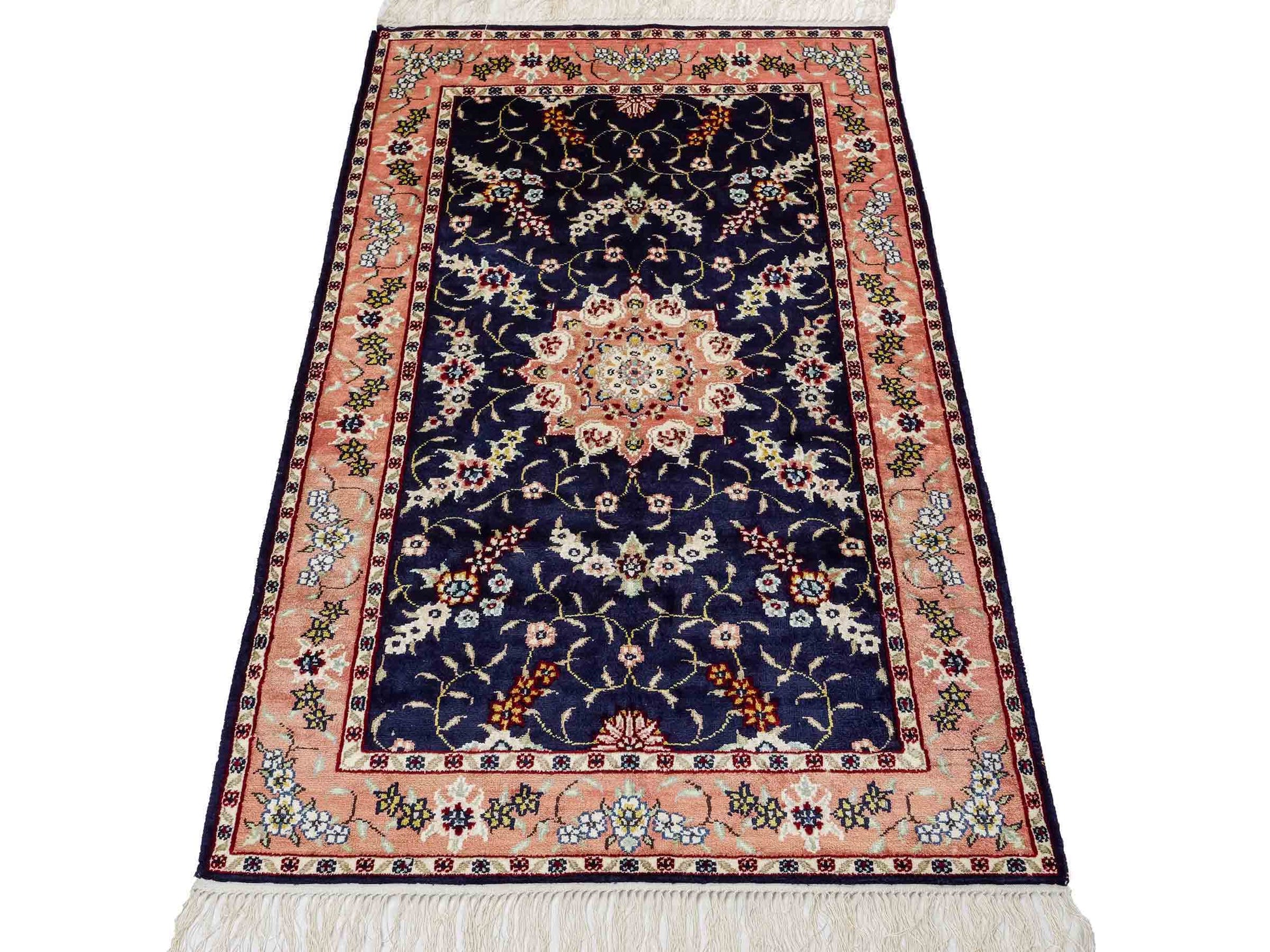 Feiner, handgeknüpfter, chinesischer Orientteppich mit Ghom Design aus Kunstseide, blau, lachs. 123x77 cm. Verkauf durch Jupiter Intl.