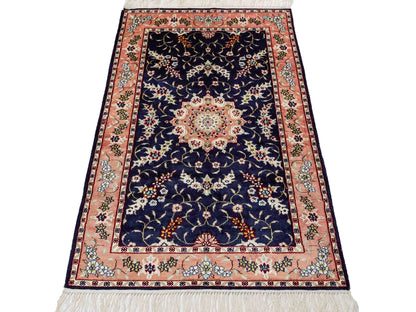 Feiner, handgeknüpfter, chinesischer Orientteppich mit Ghom Design aus Kunstseide, blau, lachs. 123x77 cm. Verkauf durch Jupiter Intl.