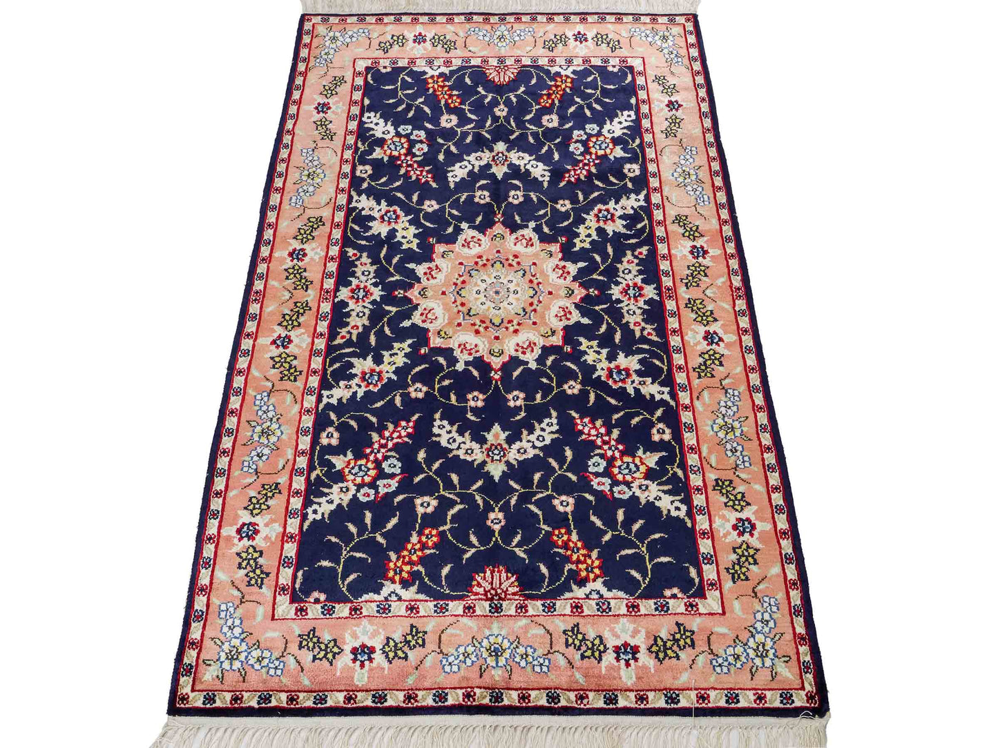 Feiner, handgeknüpfter, chinesischer Orientteppich mit Ghom Design aus Kunstseide, blau, lachs. 123x77 cm. Verkauf durch Jupiter Intl.
