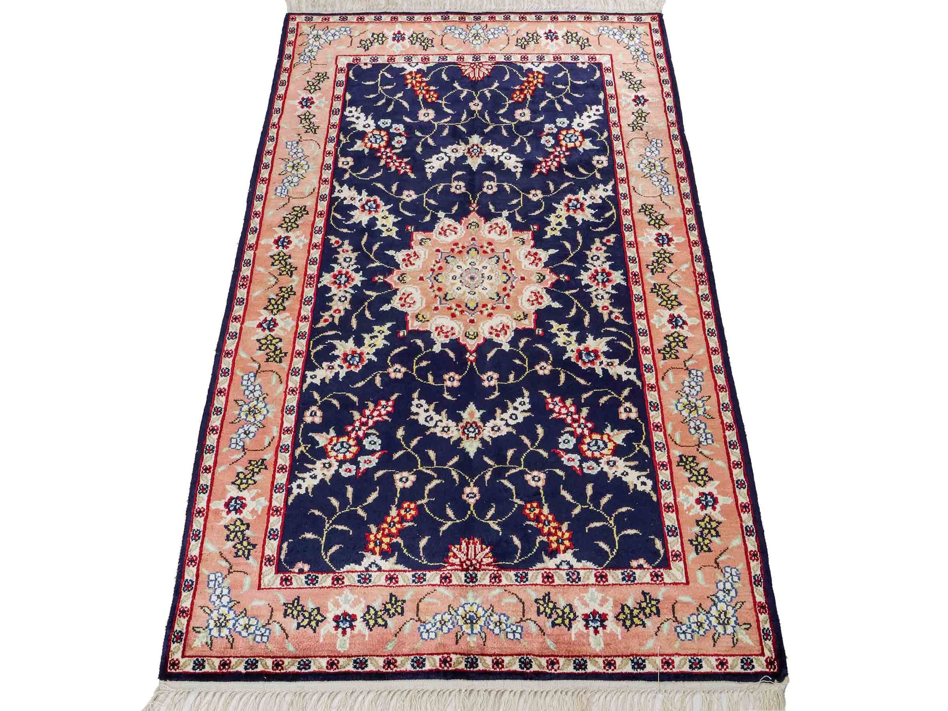 Feiner, handgeknüpfter, chinesischer Orientteppich mit Ghom Design aus Kunstseide, blau, lachs. 123x77 cm. Verkauf durch Jupiter Intl.