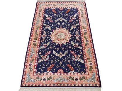 Feiner, handgeknüpfter, chinesischer Orientteppich mit Ghom Design aus Kunstseide, blau, lachs. 123x77 cm. Verkauf durch Jupiter Intl.