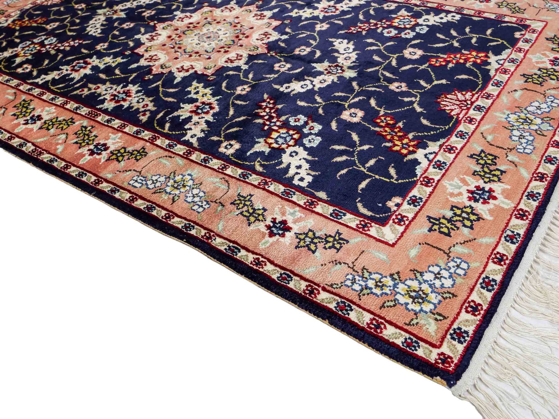 Feiner, handgeknüpfter, chinesischer Orientteppich mit Ghom Design aus Kunstseide, blau, lachs. 123x77 cm. Verkauf durch Jupiter Intl.