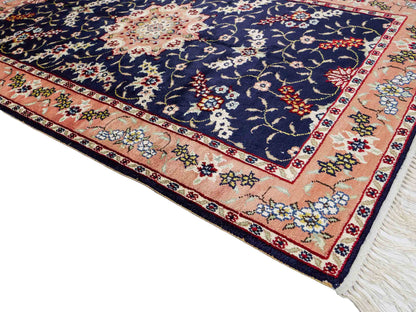 Feiner, handgeknüpfter, chinesischer Orientteppich mit Ghom Design aus Kunstseide, blau, lachs. 123x77 cm. Verkauf durch Jupiter Intl.