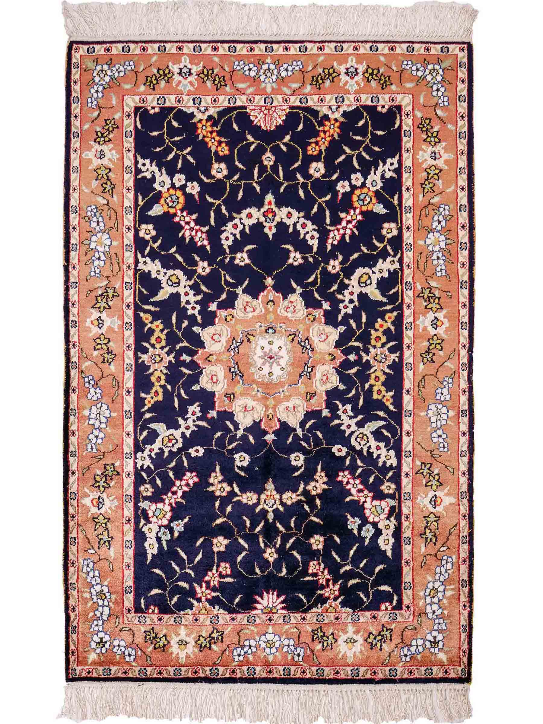 Feiner, handgeknüpfter, chinesischer Orientteppich mit Ghom Design aus Kunstseide, blau, lachs. 123x78 cm. Verkauf durch Jupiter Intl.