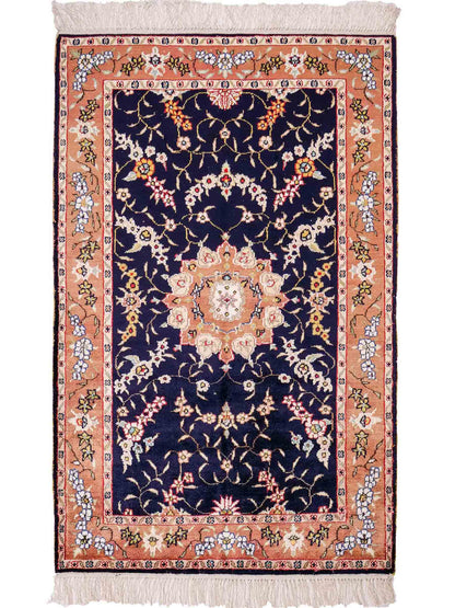 Feiner, handgeknüpfter, chinesischer Orientteppich mit Ghom Design aus Kunstseide, blau, lachs. 123x78 cm. Verkauf durch Jupiter Intl.