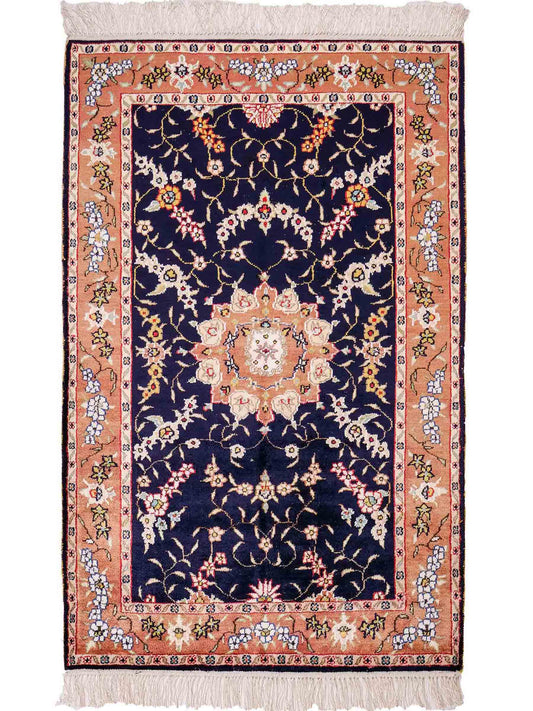 Feiner, handgeknüpfter, chinesischer Orientteppich mit Ghom Design aus Kunstseide, blau, lachs. 123x78 cm. Verkauf durch Jupiter Intl.
