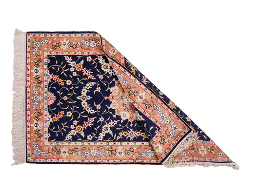 Feiner, handgeknüpfter, chinesischer Orientteppich mit Ghom Design aus Kunstseide, blau, lachs. 123x78 cm. Verkauf durch Jupiter Intl.