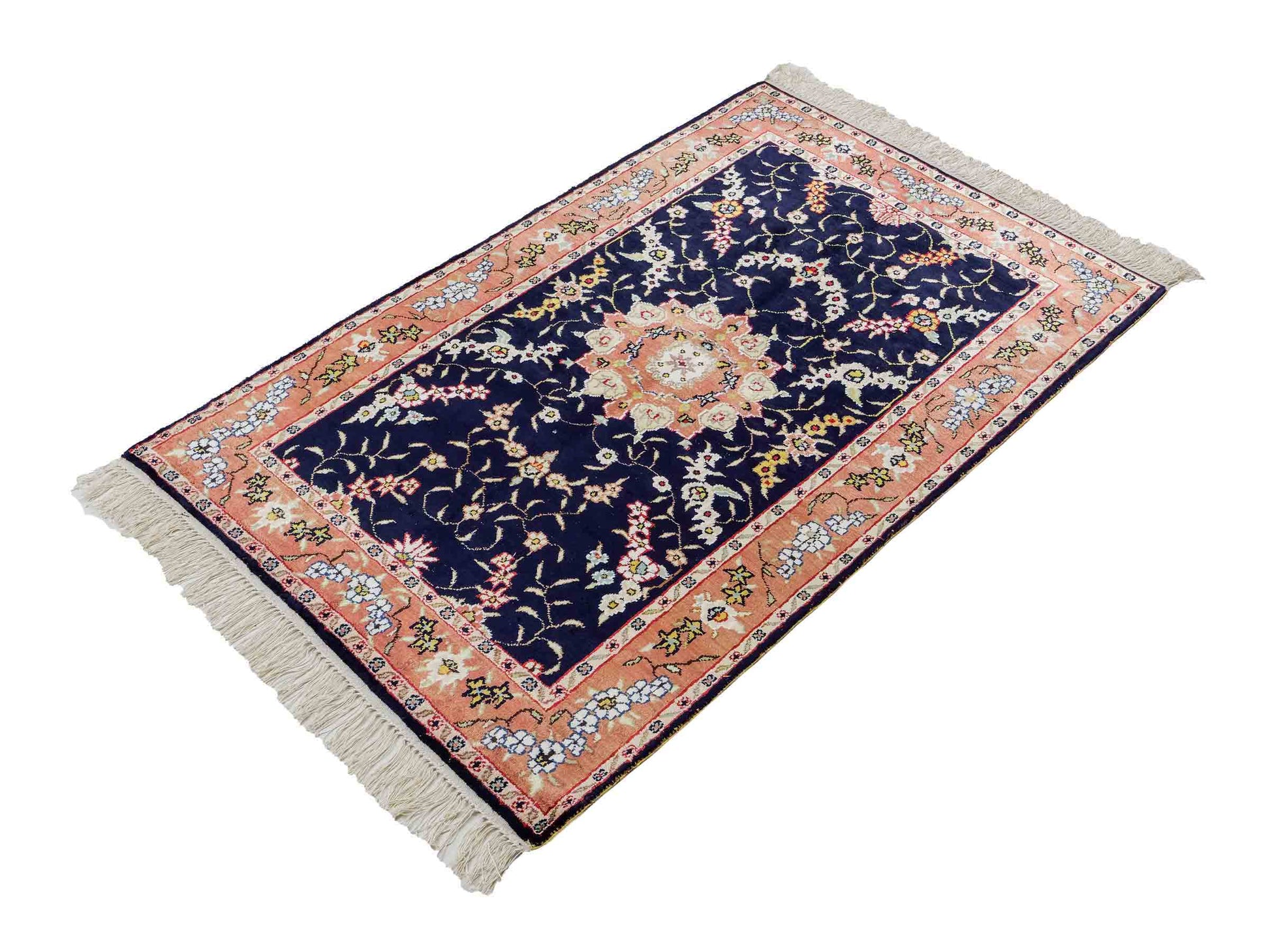Feiner, handgeknüpfter, chinesischer Orientteppich mit Ghom Design aus Kunstseide, blau, lachs. 123x78 cm. Verkauf durch Jupiter Intl.