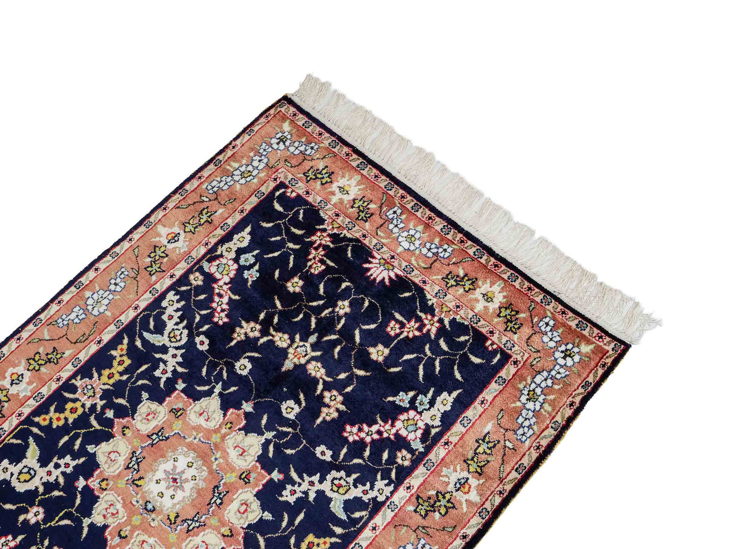Feiner, handgeknüpfter, chinesischer Orientteppich mit Ghom Design aus Kunstseide, blau, lachs. 123x78 cm. Verkauf durch Jupiter Intl.