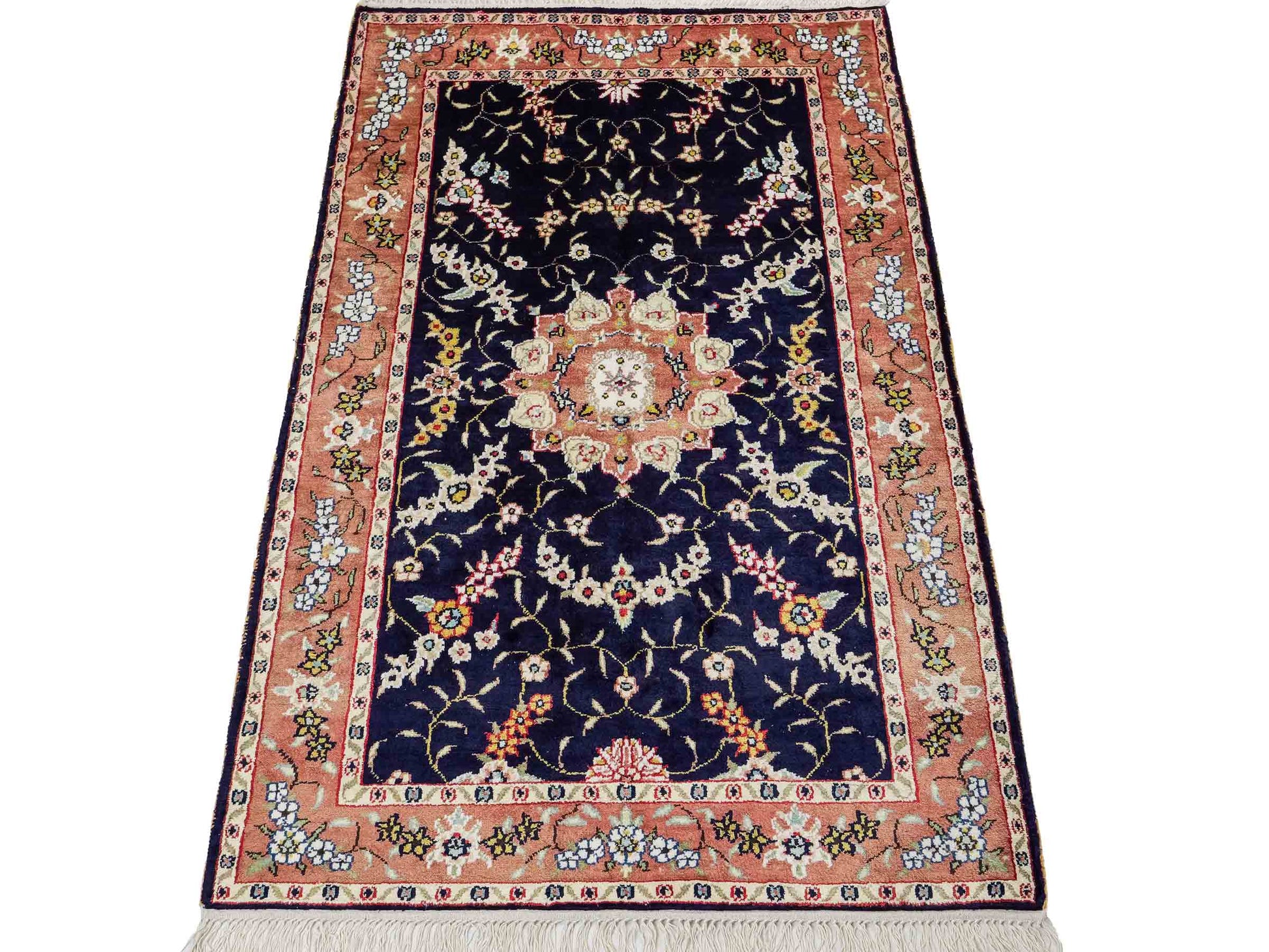 Feiner, handgeknüpfter, chinesischer Orientteppich mit Ghom Design aus Kunstseide, blau, lachs. 123x78 cm. Verkauf durch Jupiter Intl.