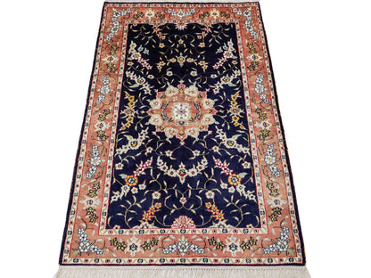 Feiner, handgeknüpfter, chinesischer Orientteppich mit Ghom Design aus Kunstseide, blau, lachs. 123x78 cm. Verkauf durch Jupiter Intl.