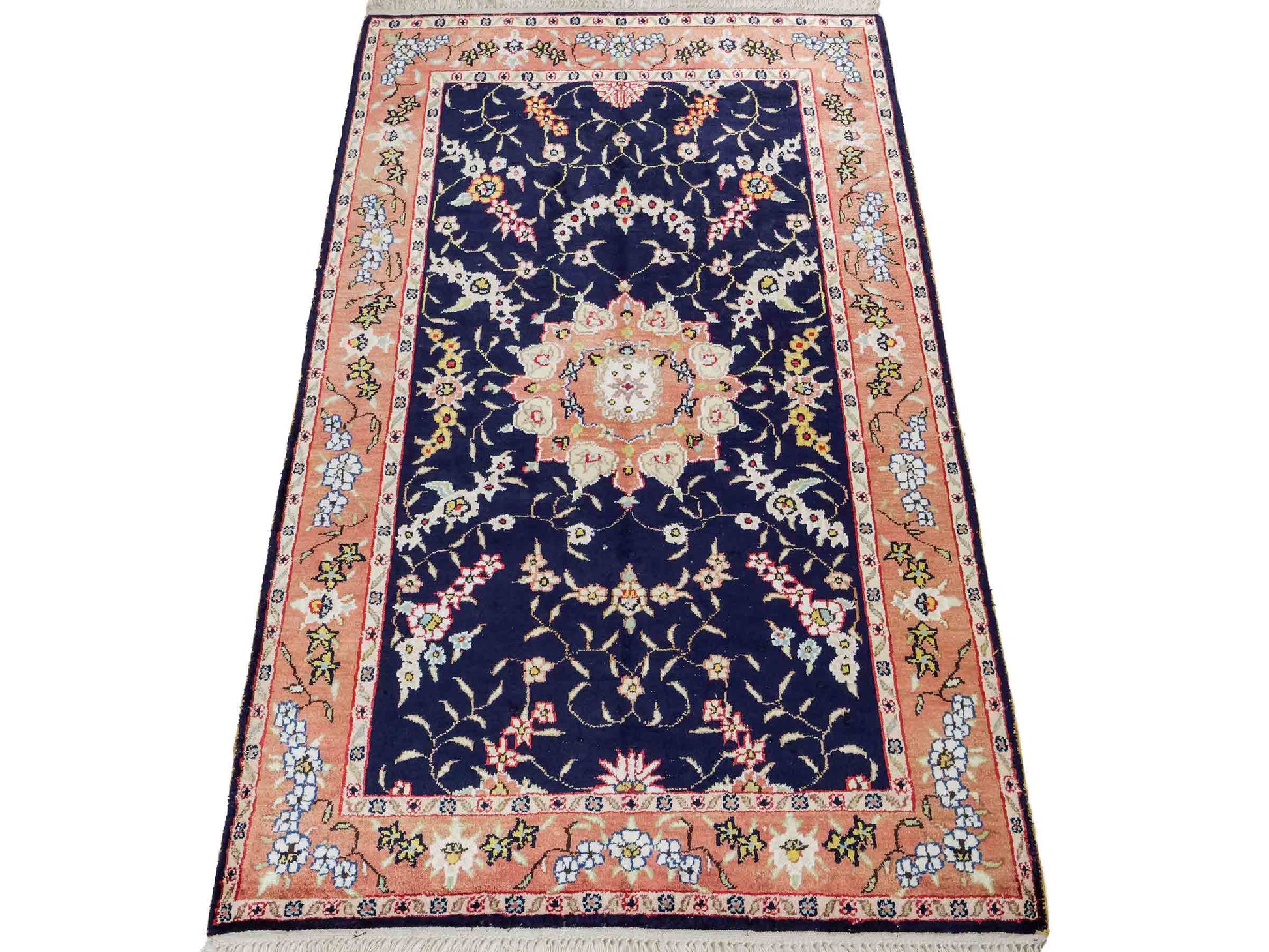 Feiner, handgeknüpfter, chinesischer Orientteppich mit Ghom Design aus Kunstseide, blau, lachs. 123x78 cm. Verkauf durch Jupiter Intl.